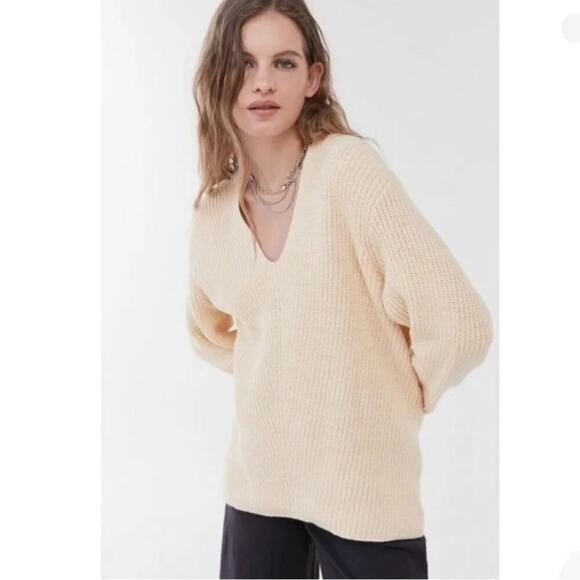 Urban Outfitters Victoria Cream Oversized Knit Long Sleeve V Neck Sweater Size M - Picture 1 of 9